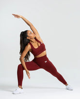 وصف: امرأة في بنطلون ليقنز Move Seamless | Ruby Red Solid لون نسائي أحمر اللون من WOMEN'S BEST.